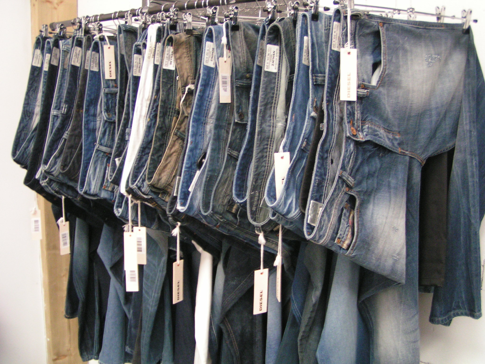 LOT DE GRANDE MARQUE DIESEL-KAPORAL-GUESS-CALVIN KLEIN-LE TEMPS DES CERISES