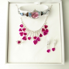 Coffret cadeau contenant une parure bijou et une montre avec strass