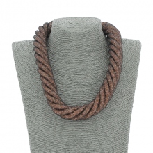 Collier en résille torsadé