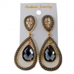 Boucles d’oreilles serties de pierres facettées