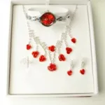 Coffret cadeau contenant une parure bijou et une montre avec strass