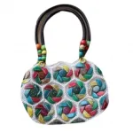 Sac à main décoré  de perles en bois