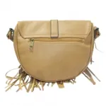 Sac à bandoulière doté d’un rabat arrondi et franges