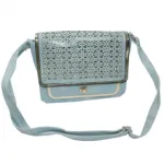 Sac à bandoulière avec motif perforé et bordure argentée