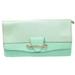 Pochette reptile dotée d'une languette