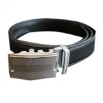Ceinture noire en cuir avec boucle fantaisie