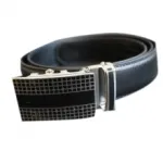Ceinture noire en cuir avec boucle fantaisie