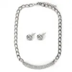 Parure enjolivée de strass