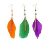 Boucles d’oreilles pendantes en plumes avec perles et chaînette