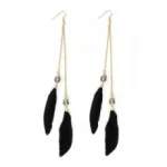 Boucles d’oreilles pendantes en plumes dotées des perles et chaînette
