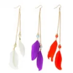 Boucles d’oreilles pendantes en plumes dotées des perles et chaînette
