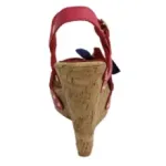 Chaussure compensée cloutée ornée de fleur et œillets à cordon
