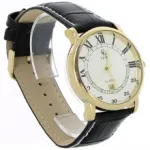Montre-bracelet avec chiffres romains et affichage de la date