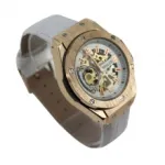 Montre bracelet ornée de vis avec cadran transparnet