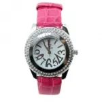 Montre fashion parée de strass