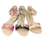 Sandales filles décorées de breloques dorées