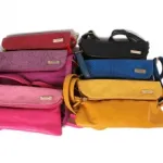 Pochette avec rabat reptile et pompon