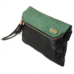 Pochette en deux tons avec rabat reptile et pompon