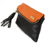 Pochette en deux tons avec rabat reptile et pompon