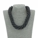 Collier en résille torsadé