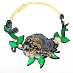 Collier brodé orné de strass et pierres