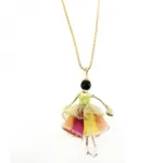Collier fashion avec pendentif poupée strass
