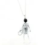 Collier fashion avec pendentif poupée strass