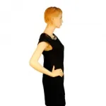 Robe noire décorée de strass à l’encolure avec manches courtes