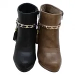 Bottines ornées de chaîne et pompons