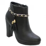 Bottines ornées de chaîne et pompons