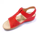 Sandales avec motif perforé et scratch sur le côté