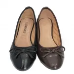 Ballerines matelassées avec bout noir et nœud lacet