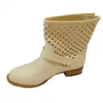 Bottines avec perforation fantaisie et brides cloutées