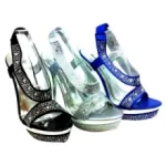 Chaussures de soirée satinées ornées de strass sur le compensé