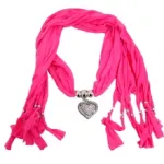 Écharpe bijou avec pendentif cœur strass et bordure franges à perles