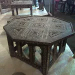meubles en bois  orné de gravures et motifs berbères antiques